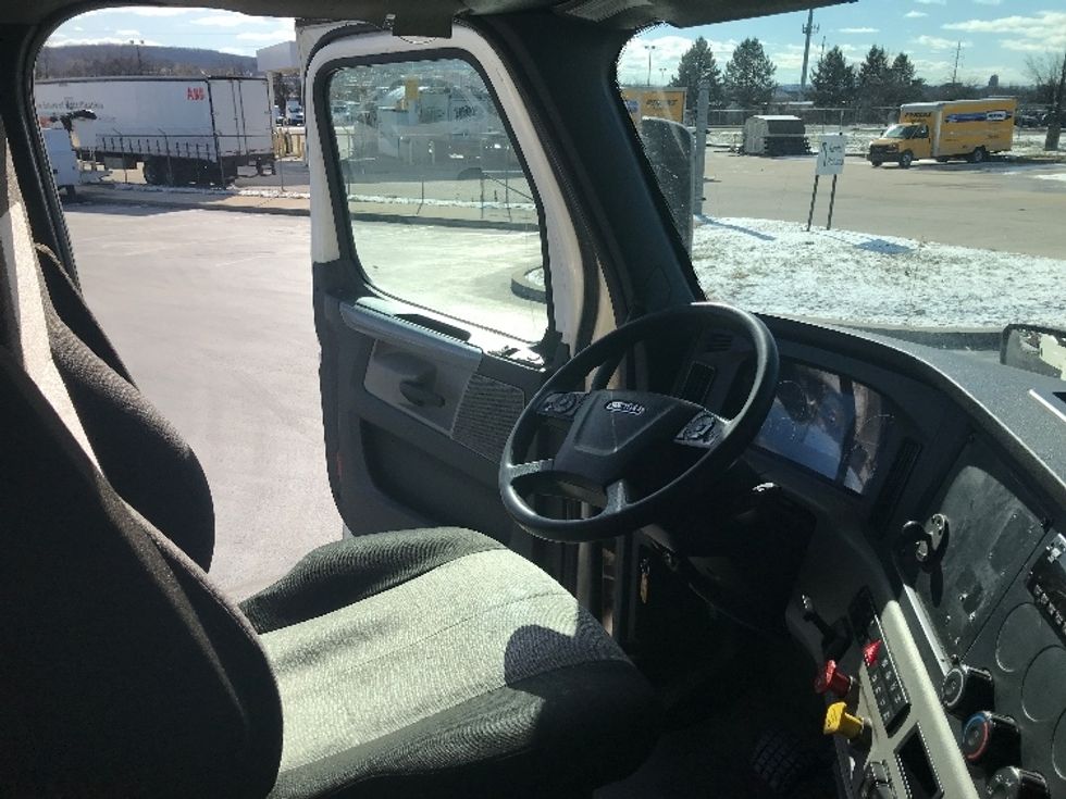 Day Cab Tractor-Heavy Duty Tractors-Freightliner-2020-T12664ST-Allentown-PA-425,120\n\t\tmiles-$ 59,250 - Image 14