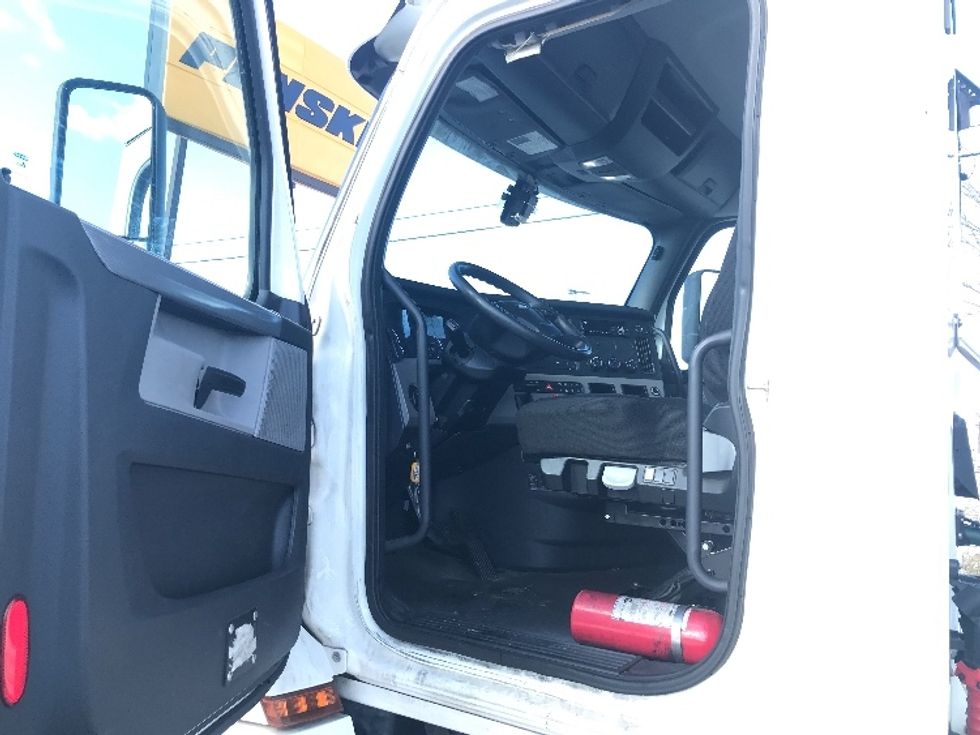 Day Cab Tractor-Heavy Duty Tractors-Freightliner-2020-T12664ST-Allentown-PA-425,120\n\t\tmiles-$ 59,250 - Image 9