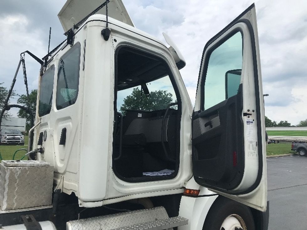 Day Cab Tractor-Heavy Duty Tractors-Freightliner-2020-T12664ST-Allentown-PA-449,852\n\t\tmiles-$ 47,500 - Image 12