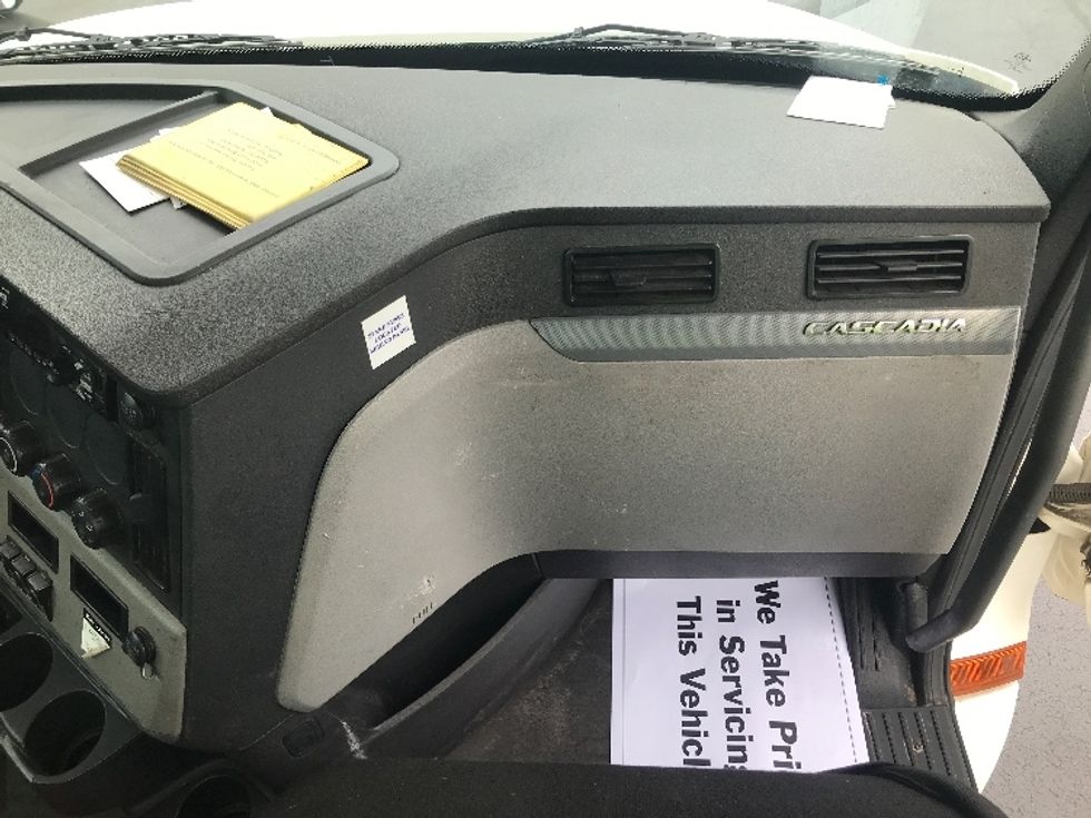 Day Cab Tractor-Heavy Duty Tractors-Freightliner-2020-T12664ST-Allentown-PA-449,852\n\t\tmiles-$ 47,500 - Image 13