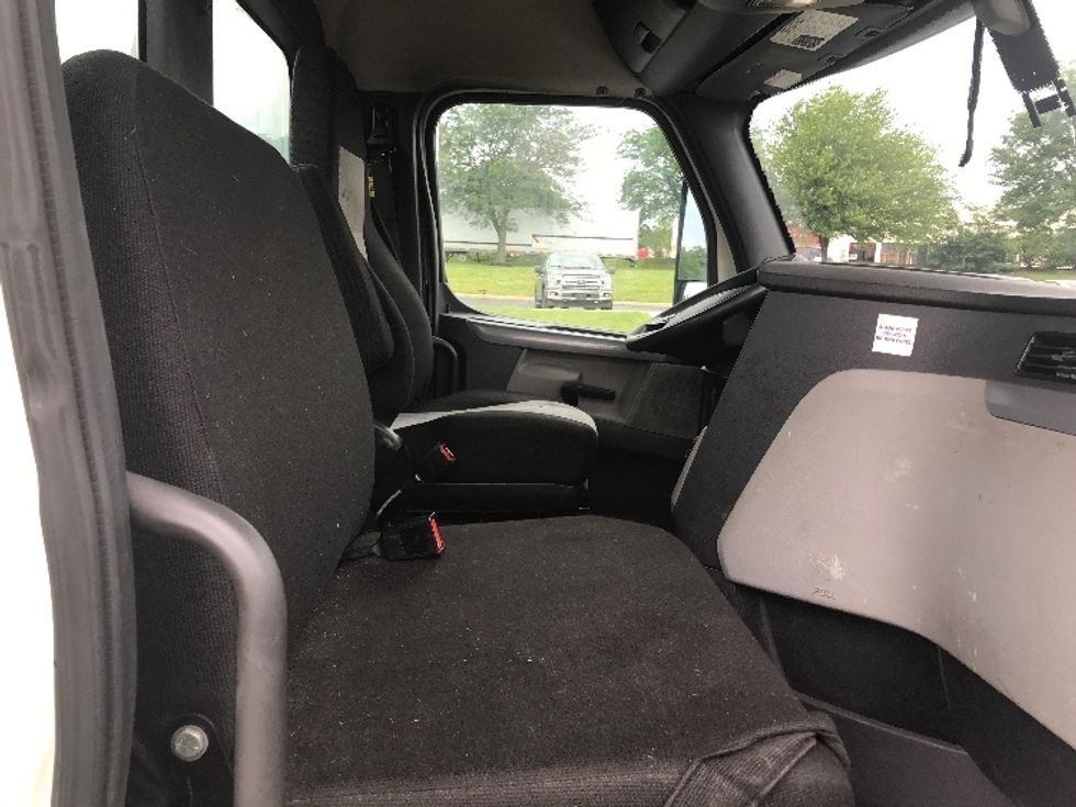 Day Cab Tractor-Heavy Duty Tractors-Freightliner-2020-T12664ST-Allentown-PA-449,852\n\t\tmiles-$ 47,500 - Image 14