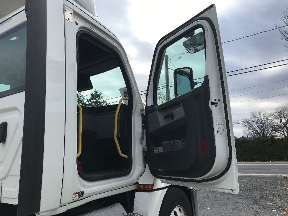 Day Cab Tractor-Heavy Duty Tractors-Freightliner-2020-T12664ST-Allentown-PA-482,352\n\t\tmiles-$ 42,750 - Image 12