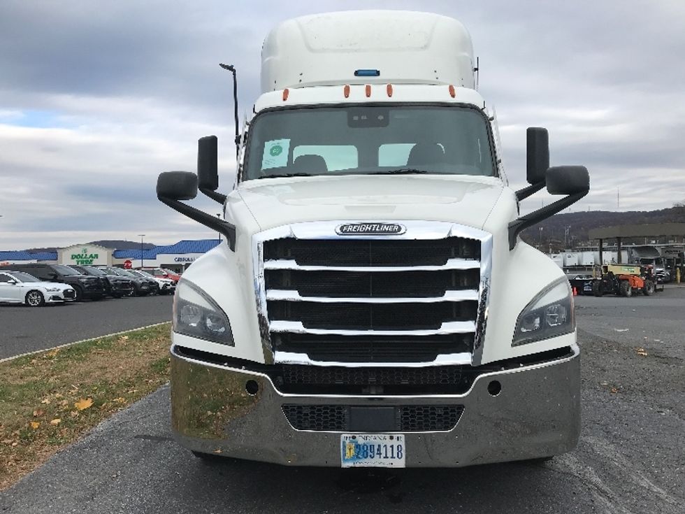 2020 Freightliner Cascadia 126" Day cab photo 2