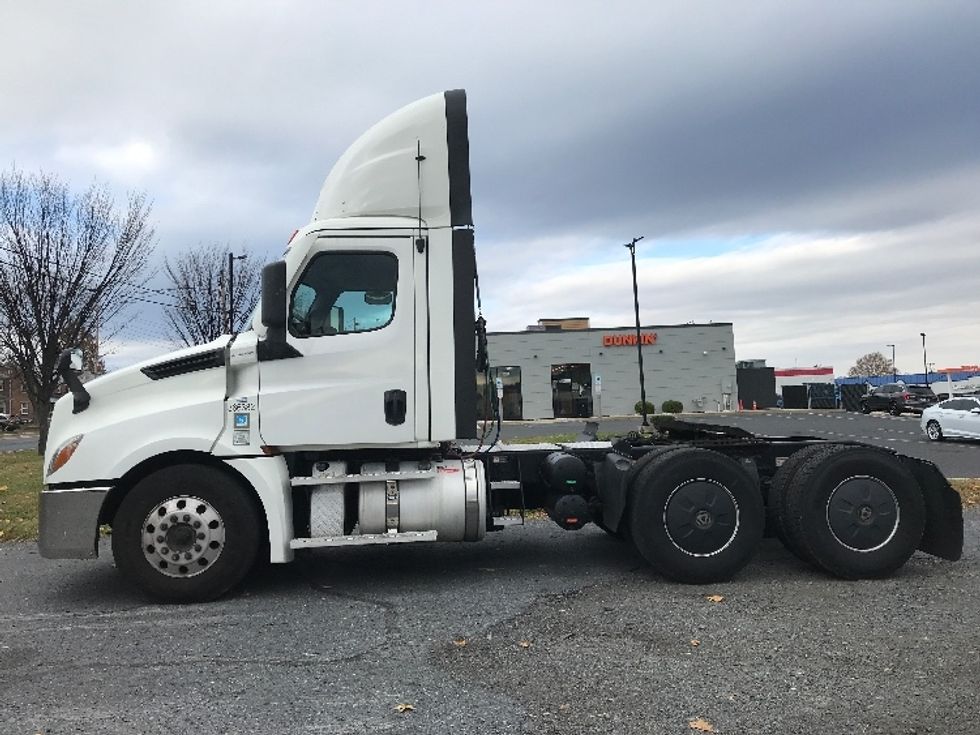 2020 Freightliner Cascadia 126" Day cab photo 4