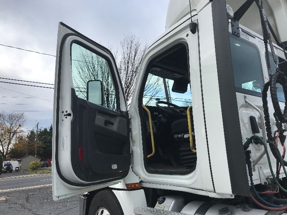 Day Cab Tractor-Heavy Duty Tractors-Freightliner-2020-T12664ST-Allentown-PA-482,352\n\t\tmiles-$ 42,750 - Image 9