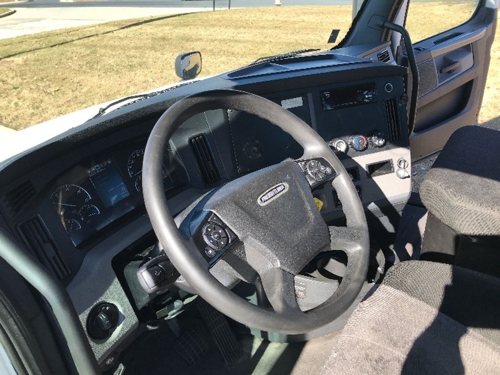 Day Cab Tractor-Heavy Duty Tractors-Freightliner-2020-T12664ST-Allentown-PA-510,000\n\t\tmiles-$ 50,000 - Image 10