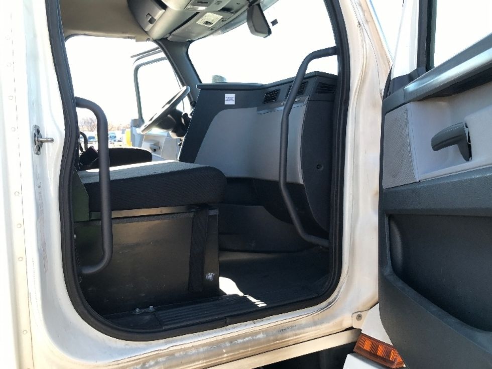 Day Cab Tractor-Heavy Duty Tractors-Freightliner-2020-T12664ST-Allentown-PA-510,000\n\t\tmiles-$ 50,000 - Image 12