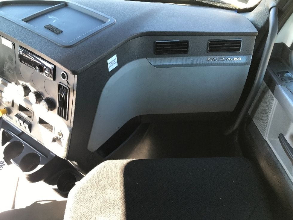 Day Cab Tractor-Heavy Duty Tractors-Freightliner-2020-T12664ST-Allentown-PA-510,000\n\t\tmiles-$ 50,000 - Image 13