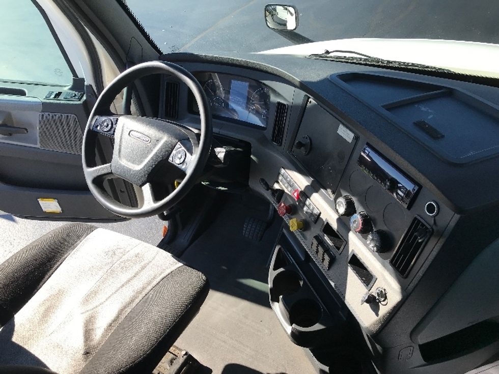 Day Cab Tractor-Heavy Duty Tractors-Freightliner-2020-T12664ST-Allentown-PA-510,000\n\t\tmiles-$ 50,000 - Image 14