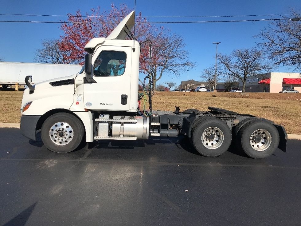 Day Cab Tractor-Heavy Duty Tractors-Freightliner-2020-T12664ST-Allentown-PA-510,000\n\t\tmiles-$ 50,000 - Image 4