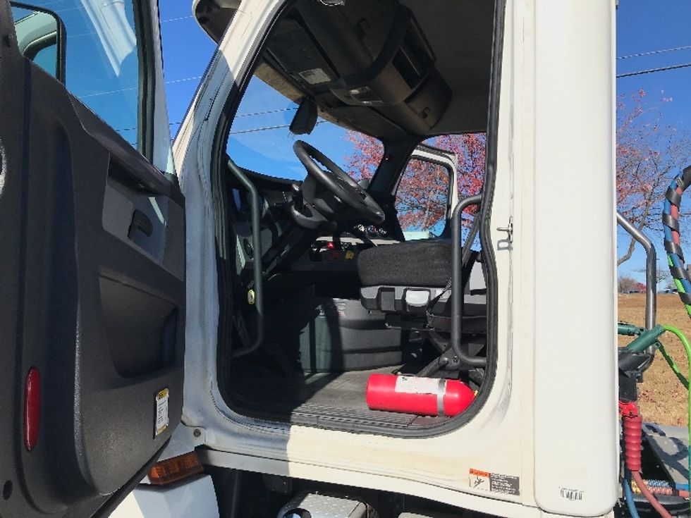 Day Cab Tractor-Heavy Duty Tractors-Freightliner-2020-T12664ST-Allentown-PA-510,000\n\t\tmiles-$ 50,000 - Image 9