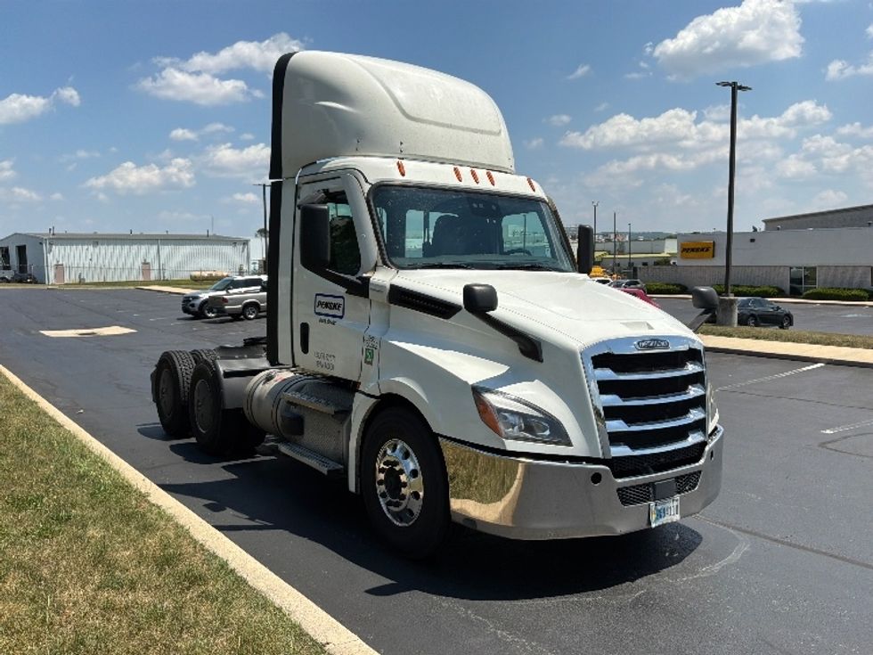 Day Cab Tractor-Heavy Duty Tractors-Freightliner-2020-T12664ST-Allentown-PA-511,502\n\t\tmiles-$ 43,500 - Image 1