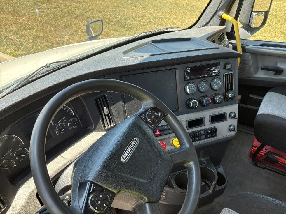 Day Cab Tractor-Heavy Duty Tractors-Freightliner-2020-T12664ST-Allentown-PA-511,502\n\t\tmiles-$ 43,500 - Image 10