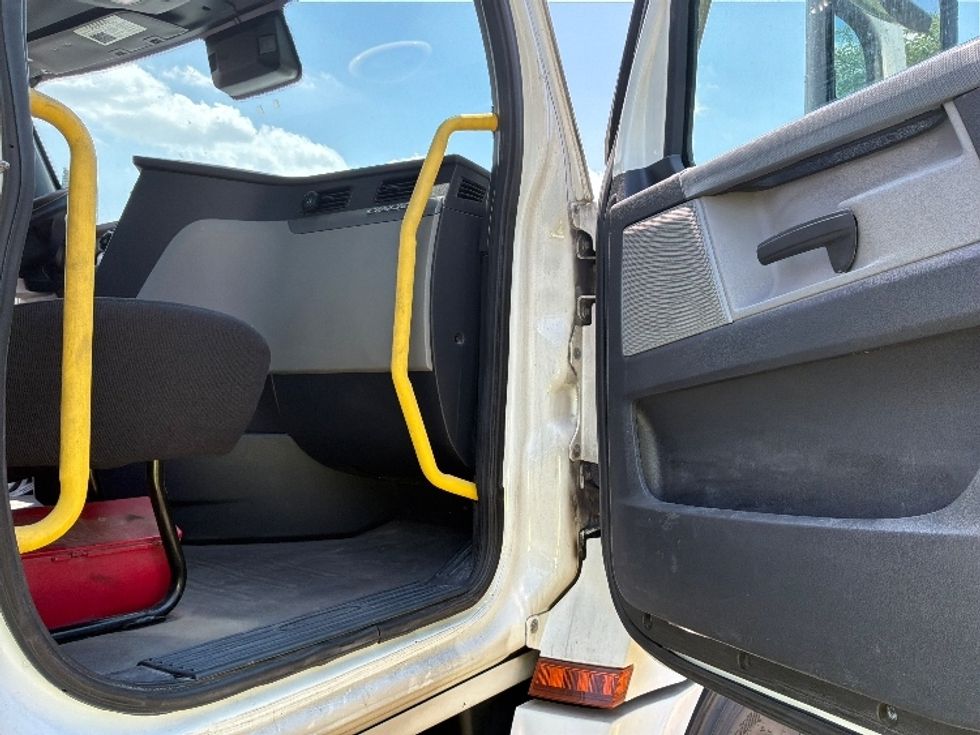 Day Cab Tractor-Heavy Duty Tractors-Freightliner-2020-T12664ST-Allentown-PA-511,502\n\t\tmiles-$ 43,500 - Image 12