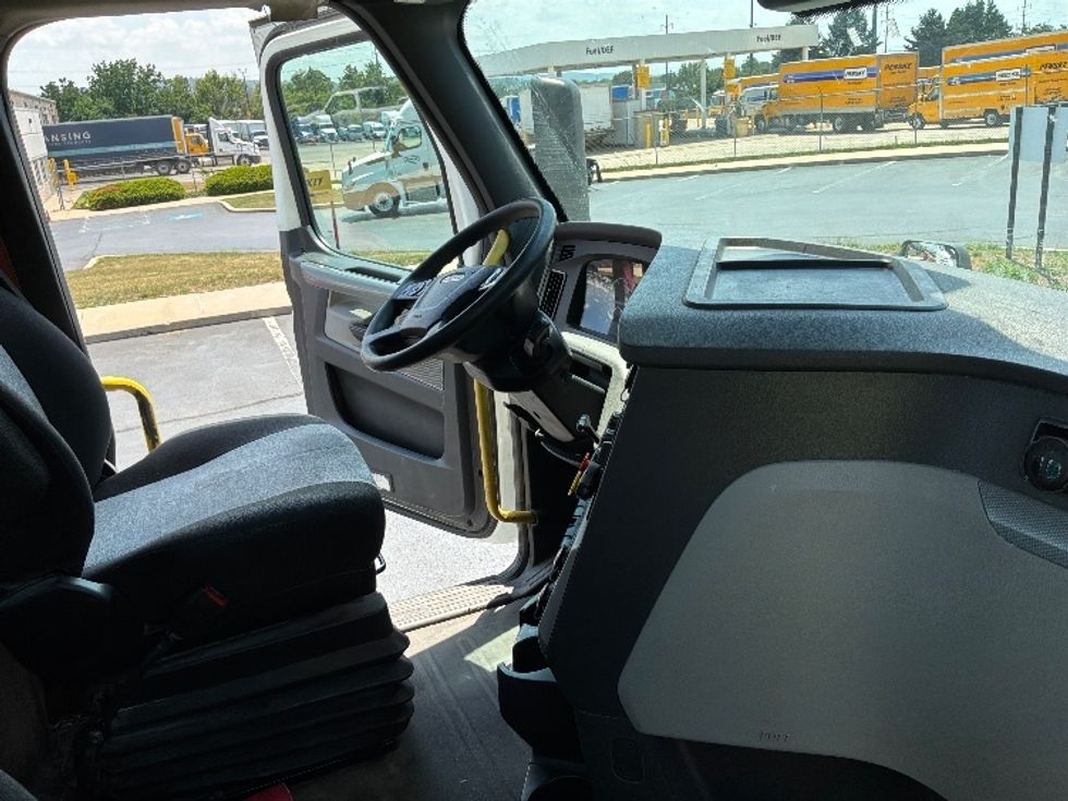 Day Cab Tractor-Heavy Duty Tractors-Freightliner-2020-T12664ST-Allentown-PA-511,502\n\t\tmiles-$ 43,500 - Image 14