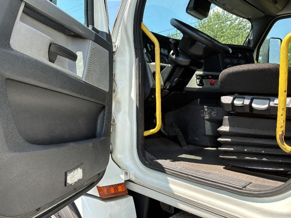 Day Cab Tractor-Heavy Duty Tractors-Freightliner-2020-T12664ST-Allentown-PA-511,502\n\t\tmiles-$ 43,500 - Image 9