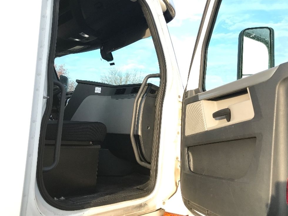 Day Cab Tractor-Heavy Duty Tractors-Freightliner-2020-T12664ST-Allentown-PA-529,094\n\t\tmiles-$ 45,500 - Image 12