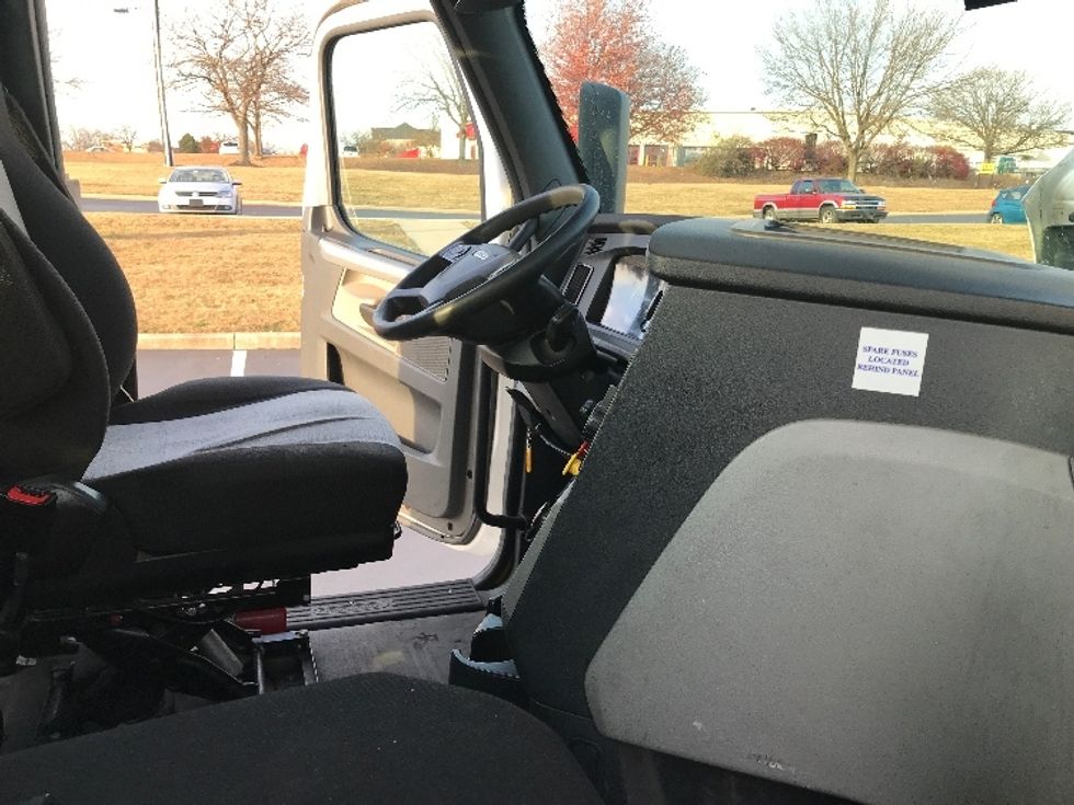 Day Cab Tractor-Heavy Duty Tractors-Freightliner-2020-T12664ST-Allentown-PA-529,094\n\t\tmiles-$ 45,500 - Image 14