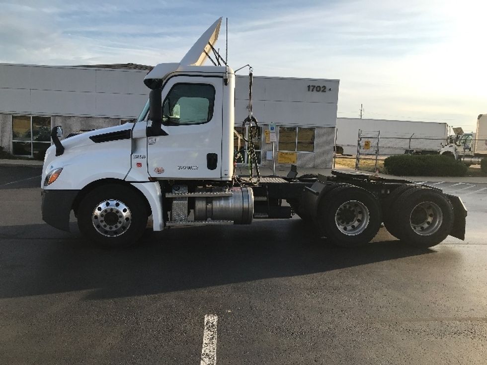 Day Cab Tractor-Heavy Duty Tractors-Freightliner-2020-T12664ST-Allentown-PA-529,094\n\t\tmiles-$ 45,500 - Image 4