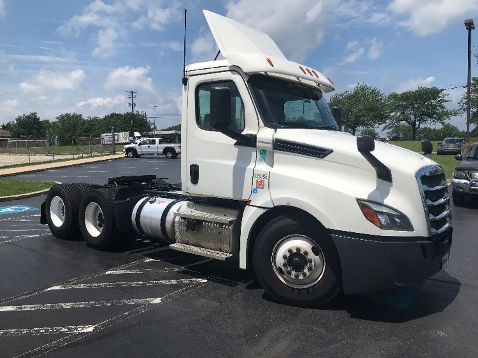 Day Cab Tractor-Heavy Duty Tractors-Freightliner-2020-T12664ST-Allentown-PA-552,423\n\t\tmiles-$ 39,250 - Image 1