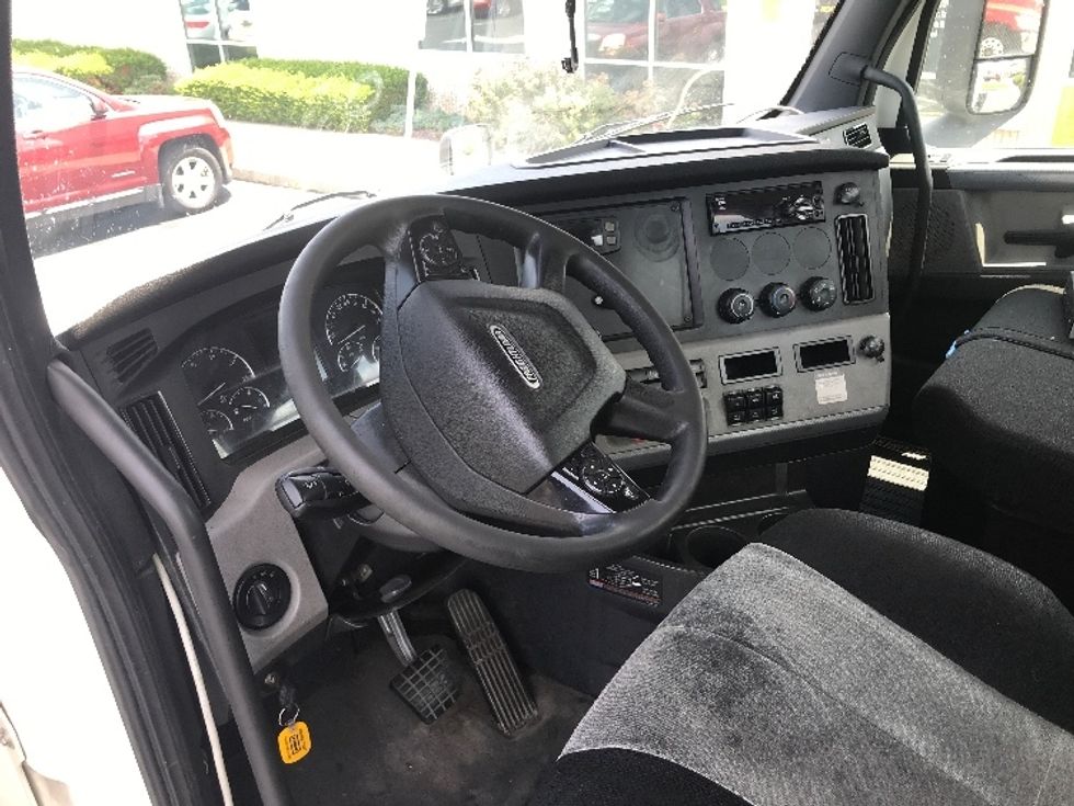 Day Cab Tractor-Heavy Duty Tractors-Freightliner-2020-T12664ST-Allentown-PA-552,423\n\t\tmiles-$ 39,250 - Image 10
