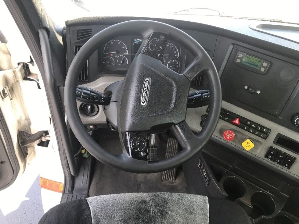 Day Cab Tractor-Heavy Duty Tractors-Freightliner-2020-T12664ST-Allentown-PA-552,423\n\t\tmiles-$ 39,250 - Image 11