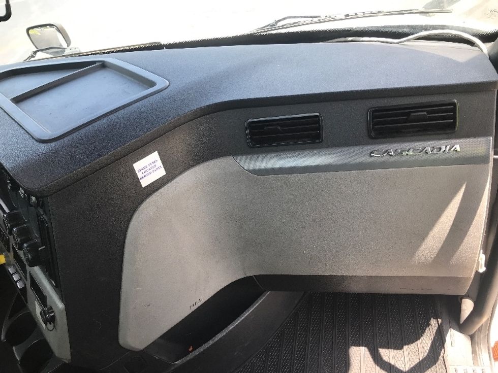 Day Cab Tractor-Heavy Duty Tractors-Freightliner-2020-T12664ST-Allentown-PA-552,423\n\t\tmiles-$ 39,250 - Image 13