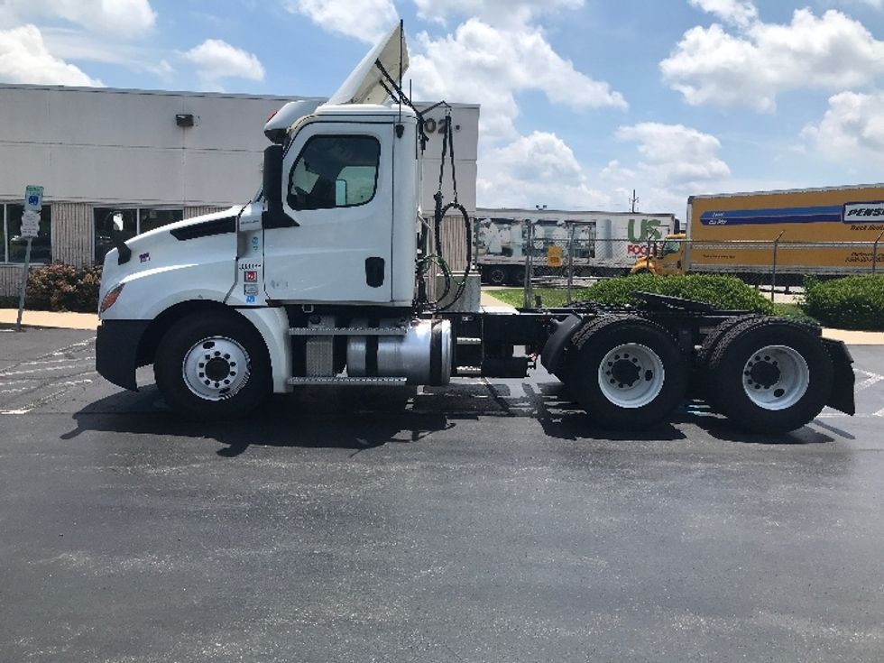 Day Cab Tractor-Heavy Duty Tractors-Freightliner-2020-T12664ST-Allentown-PA-552,423\n\t\tmiles-$ 39,250 - Image 4