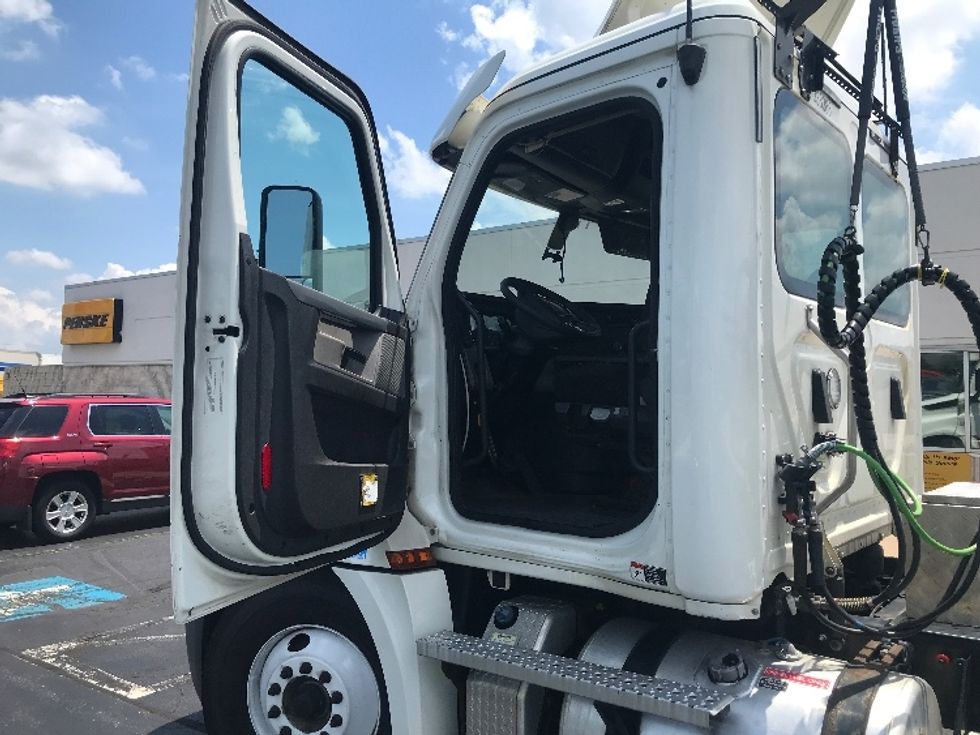 Day Cab Tractor-Heavy Duty Tractors-Freightliner-2020-T12664ST-Allentown-PA-552,423\n\t\tmiles-$ 39,250 - Image 9