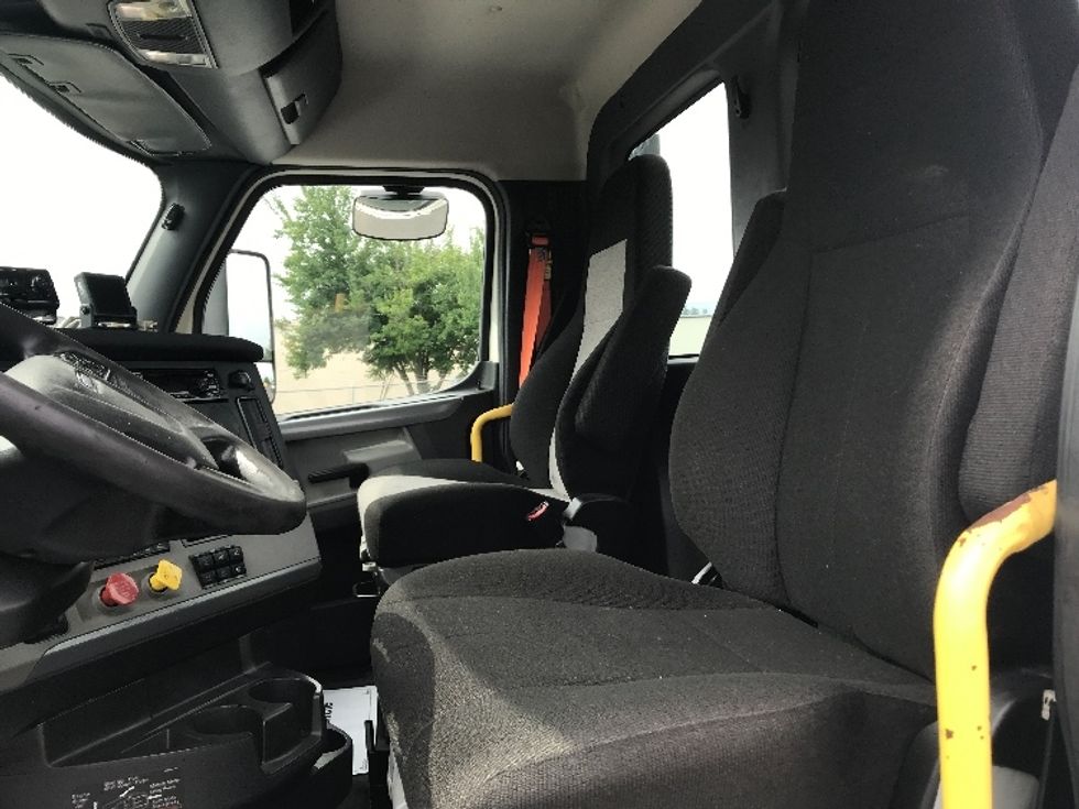 Day Cab Tractor-Heavy Duty Tractors-Freightliner-2020-T12664ST-Allentown-PA-670,305\n\t\tmiles-$ 27,750 - Image 11