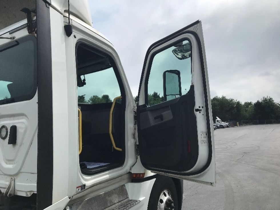 Day Cab Tractor-Heavy Duty Tractors-Freightliner-2020-T12664ST-Allentown-PA-670,305\n\t\tmiles-$ 27,750 - Image 12