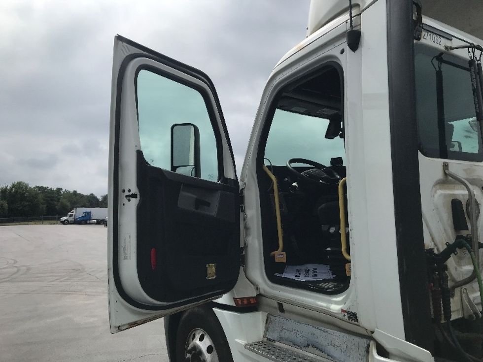 Day Cab Tractor-Heavy Duty Tractors-Freightliner-2020-T12664ST-Allentown-PA-670,305\n\t\tmiles-$ 27,750 - Image 9