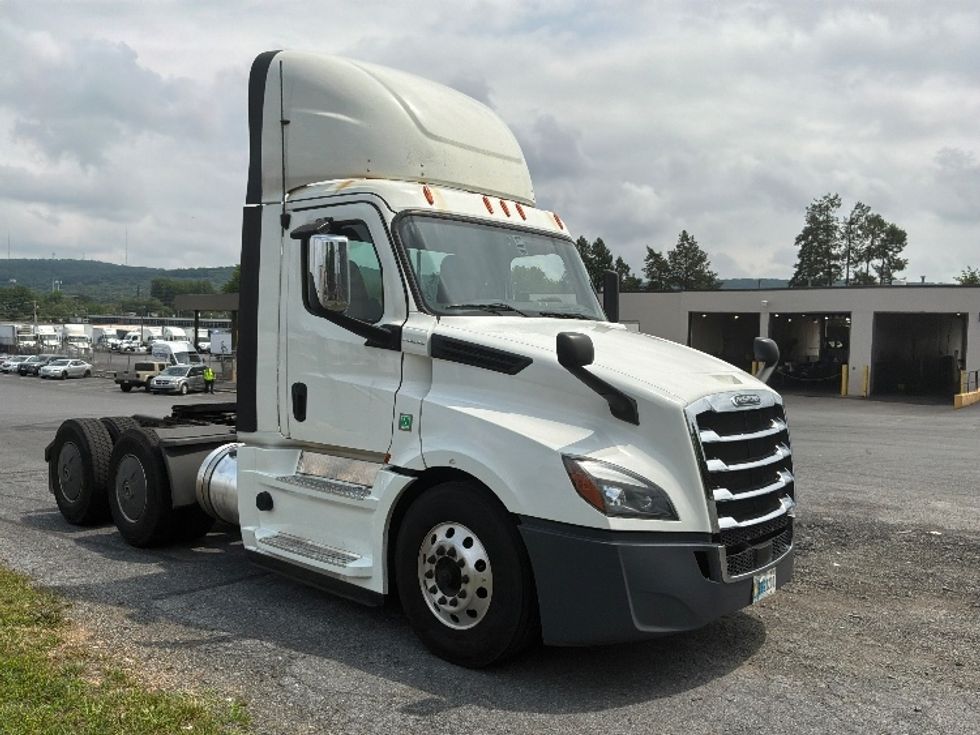 Day Cab Tractor-Heavy Duty Tractors-Freightliner-2020-T12664ST-Allentown-PA-696,213\n\t\tmiles-$ 27,750 - Image 1