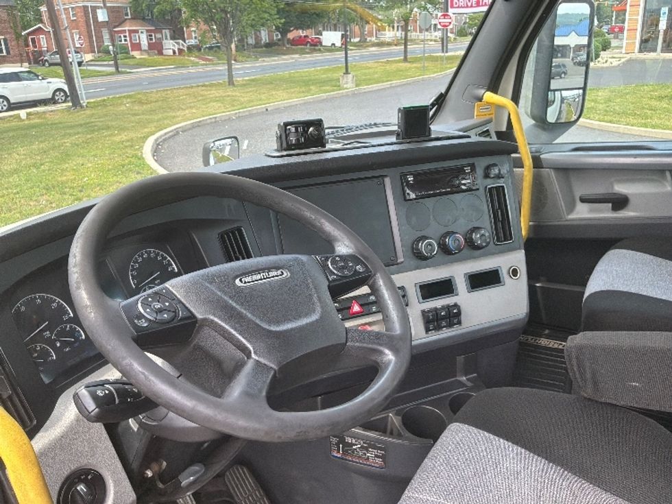 Day Cab Tractor-Heavy Duty Tractors-Freightliner-2020-T12664ST-Allentown-PA-696,213\n\t\tmiles-$ 27,750 - Image 10