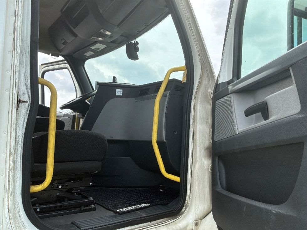 Day Cab Tractor-Heavy Duty Tractors-Freightliner-2020-T12664ST-Allentown-PA-696,213\n\t\tmiles-$ 27,750 - Image 12