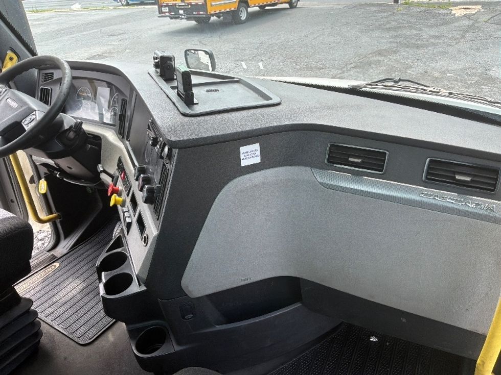 Day Cab Tractor-Heavy Duty Tractors-Freightliner-2020-T12664ST-Allentown-PA-696,213\n\t\tmiles-$ 27,750 - Image 13