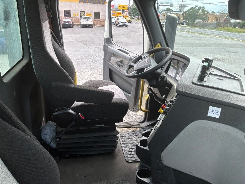 Day Cab Tractor-Heavy Duty Tractors-Freightliner-2020-T12664ST-Allentown-PA-696,213\n\t\tmiles-$ 27,750 - Image 14
