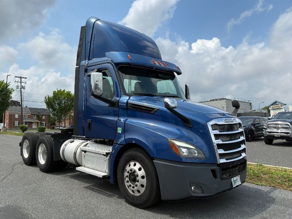 Day Cab Tractor-Heavy Duty Tractors-Freightliner-2020-T12664ST-Allentown-PA-743,275\n\t\tmiles-$ 27,750 - Image 1