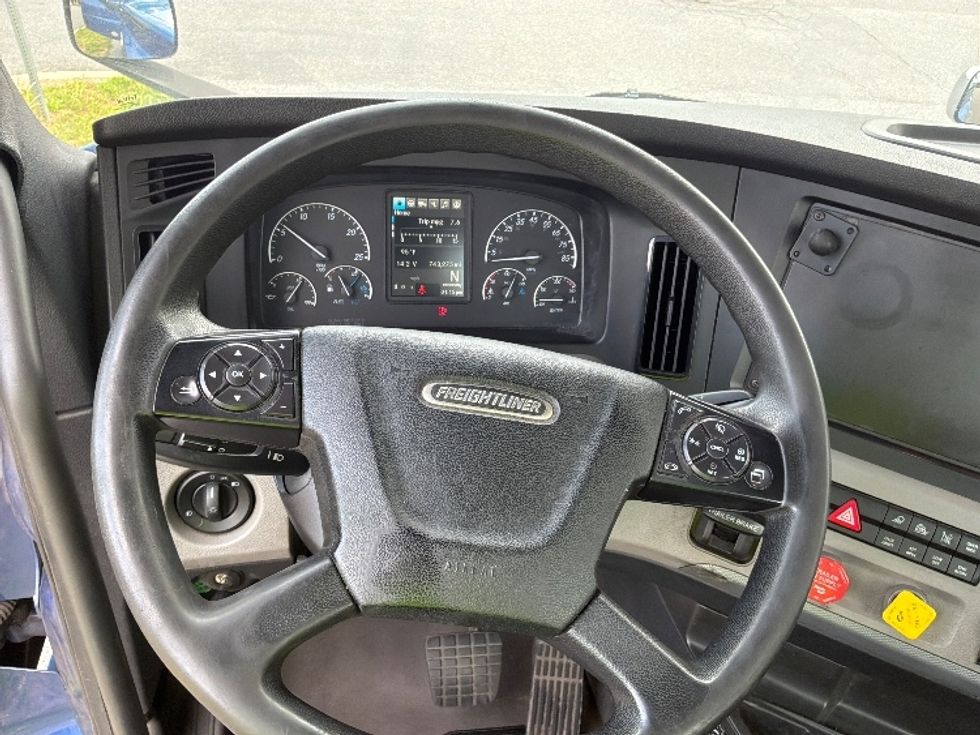 Day Cab Tractor-Heavy Duty Tractors-Freightliner-2020-T12664ST-Allentown-PA-743,275\n\t\tmiles-$ 27,750 - Image 11