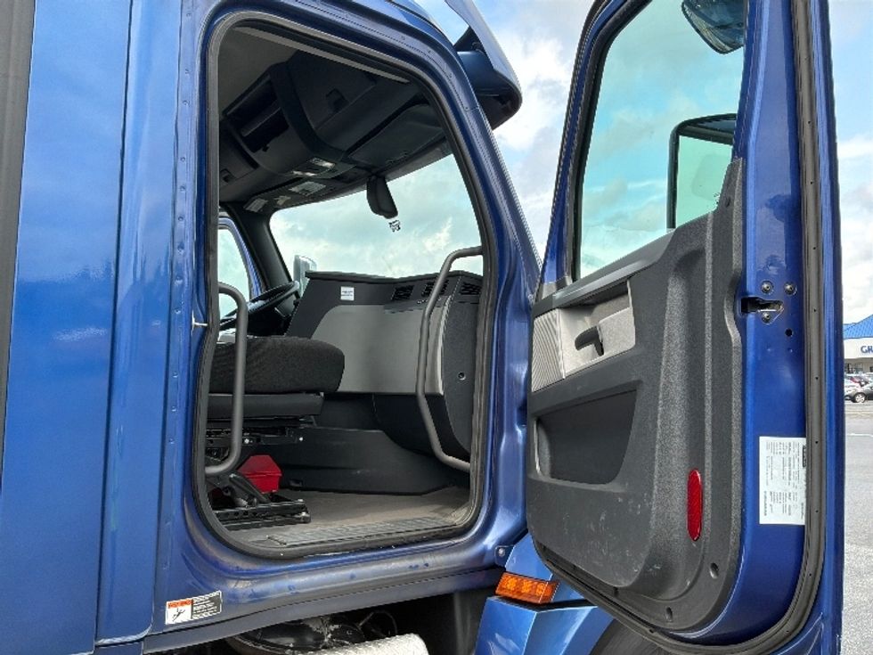 Day Cab Tractor-Heavy Duty Tractors-Freightliner-2020-T12664ST-Allentown-PA-743,275\n\t\tmiles-$ 27,750 - Image 12
