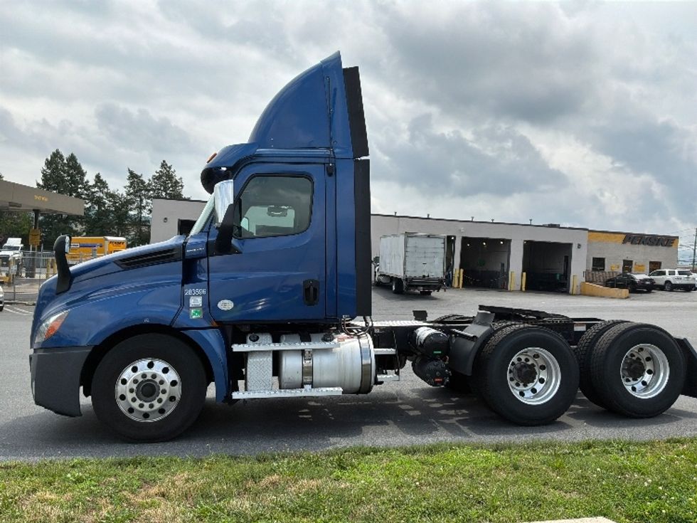 Day Cab Tractor-Heavy Duty Tractors-Freightliner-2020-T12664ST-Allentown-PA-743,275\n\t\tmiles-$ 27,750 - Image 4