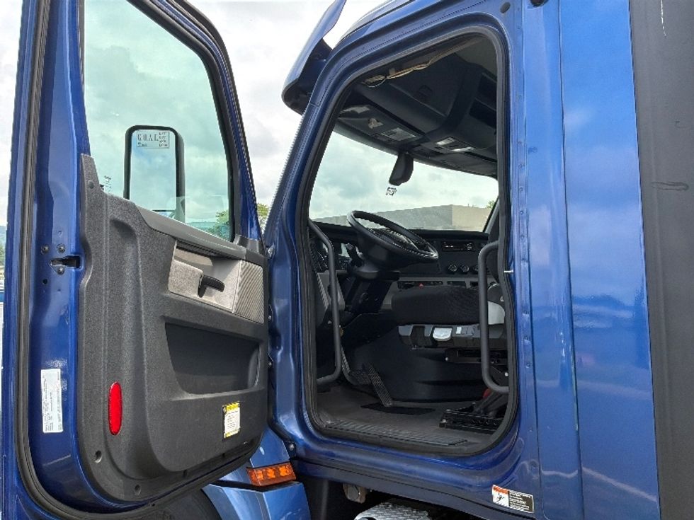 Day Cab Tractor-Heavy Duty Tractors-Freightliner-2020-T12664ST-Allentown-PA-743,275\n\t\tmiles-$ 27,750 - Image 9