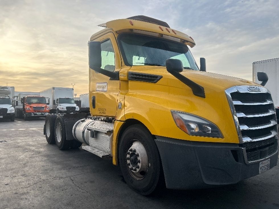 Day Cab Tractor-Heavy Duty Tractors-Freightliner-2020-T12664ST-Anaheim-CA-478,600\n\t\tmiles-$ 43,750 - Image 1