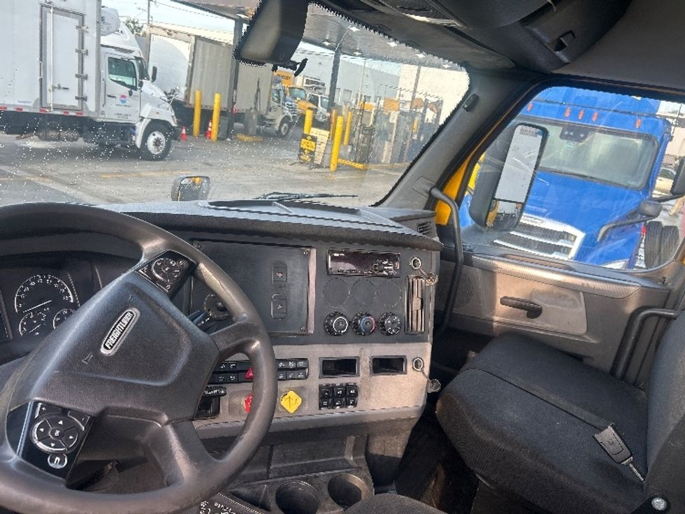 Day Cab Tractor-Heavy Duty Tractors-Freightliner-2020-T12664ST-Anaheim-CA-478,600\n\t\tmiles-$ 43,750 - Image 10