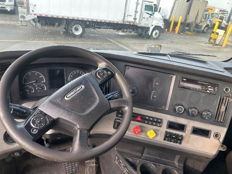 Day Cab Tractor-Heavy Duty Tractors-Freightliner-2020-T12664ST-Anaheim-CA-478,600\n\t\tmiles-$ 43,750 - Image 11