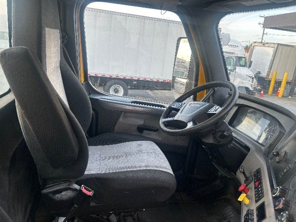 Day Cab Tractor-Heavy Duty Tractors-Freightliner-2020-T12664ST-Anaheim-CA-478,600\n\t\tmiles-$ 43,750 - Image 14