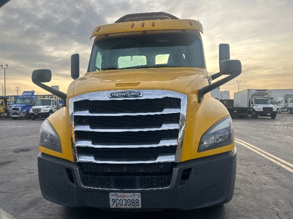 Day Cab Tractor-Heavy Duty Tractors-Freightliner-2020-T12664ST-Anaheim-CA-478,600\n\t\tmiles-$ 43,750 - Image 2