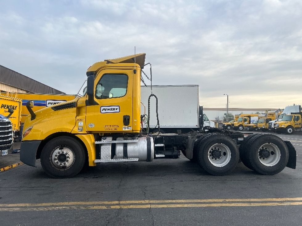 Day Cab Tractor-Heavy Duty Tractors-Freightliner-2020-T12664ST-Anaheim-CA-478,600\n\t\tmiles-$ 43,750 - Image 4