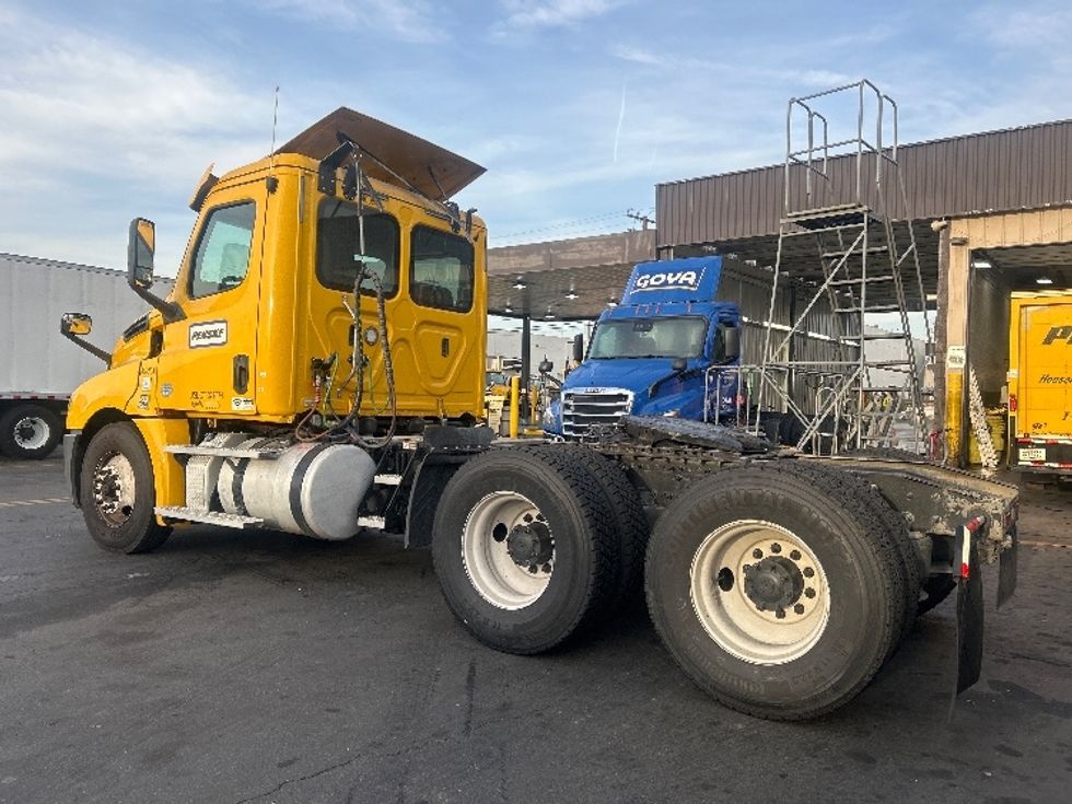 Day Cab Tractor-Heavy Duty Tractors-Freightliner-2020-T12664ST-Anaheim-CA-478,600\n\t\tmiles-$ 43,750 - Image 5