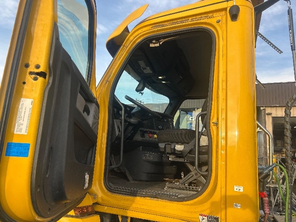 Day Cab Tractor-Heavy Duty Tractors-Freightliner-2020-T12664ST-Anaheim-CA-478,600\n\t\tmiles-$ 43,750 - Image 9